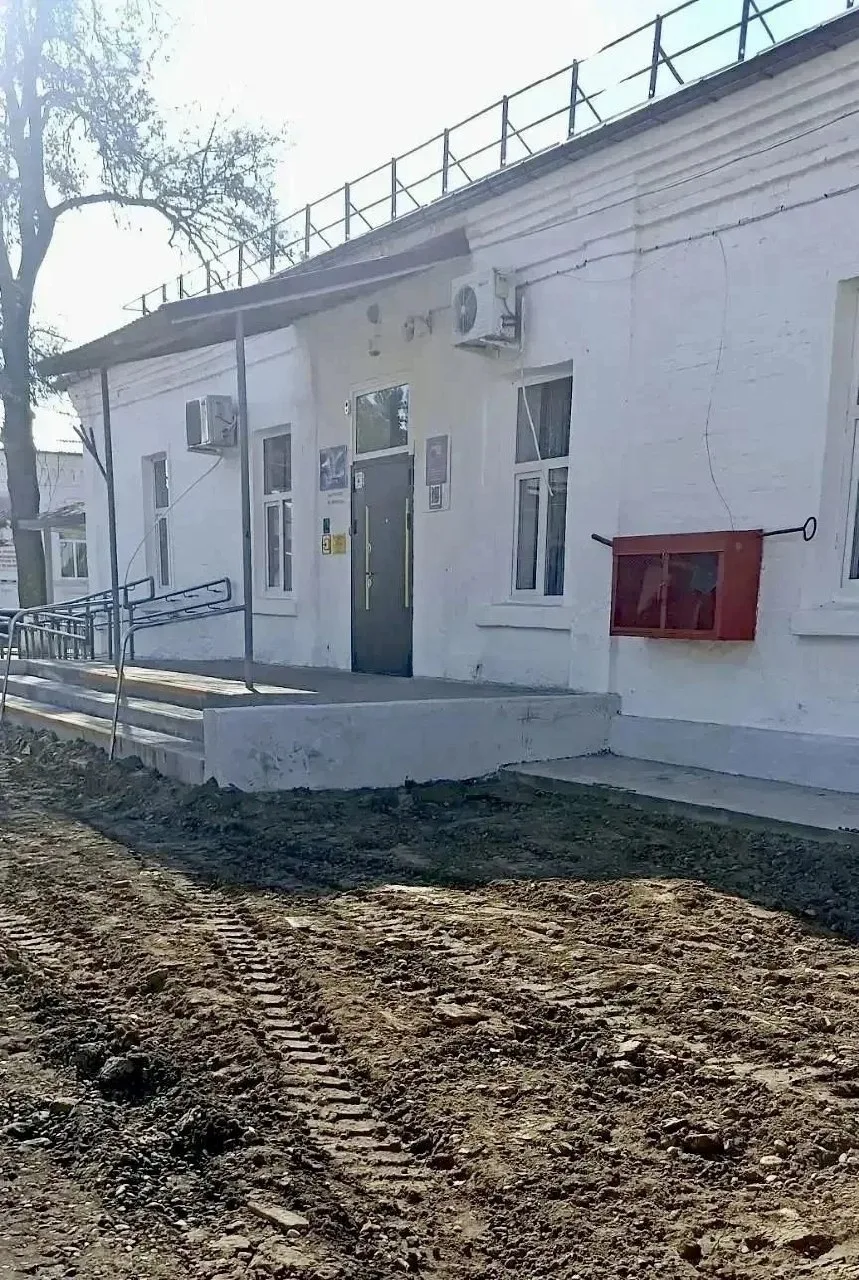 🚧 В Детской школе искусств станицы Казанской начались работы по благоустройству прилег...