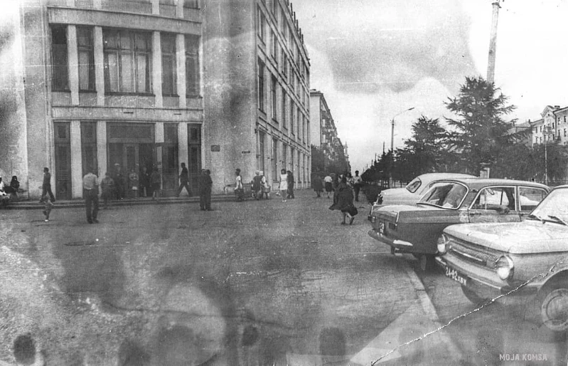 У центрального универмага (ЦУМ) по проспекту Мира 37, конец 60-ых….