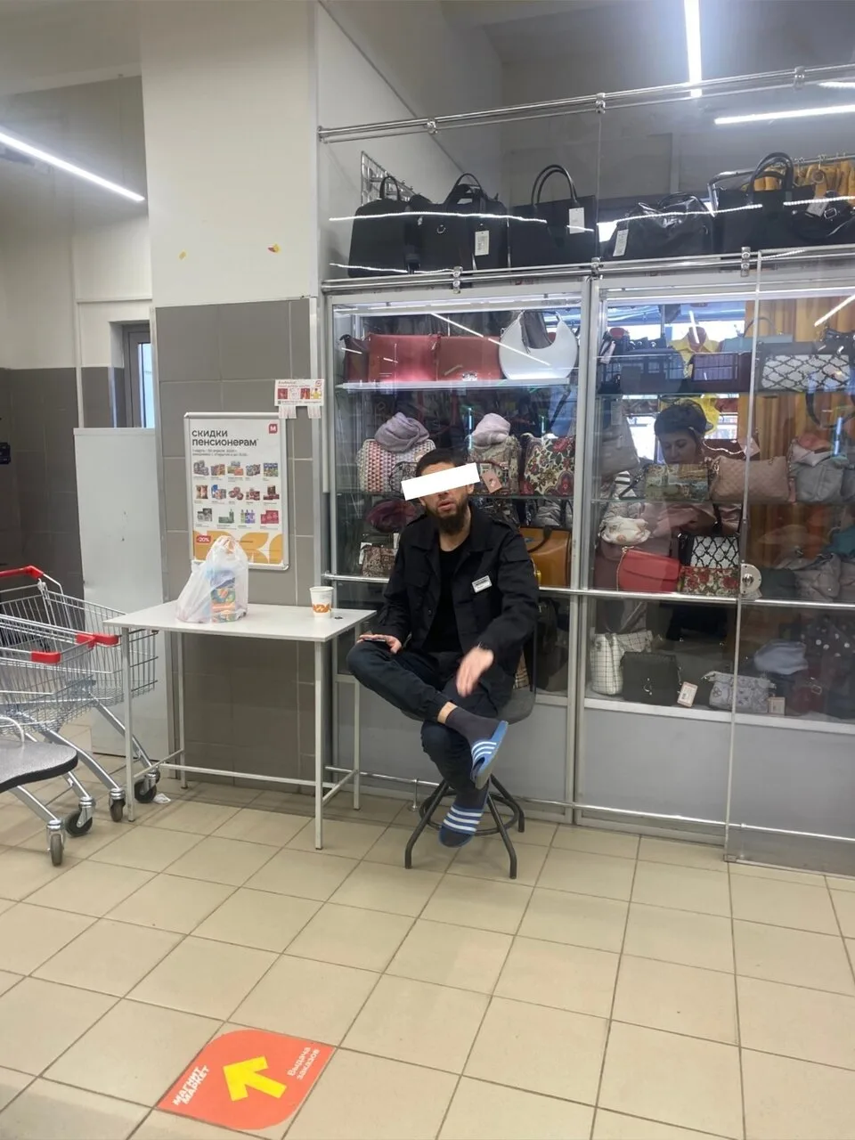 Сегодня в «магазине» по просьбе на терминале пробить пенсионный, не вставая, заявил, чт...