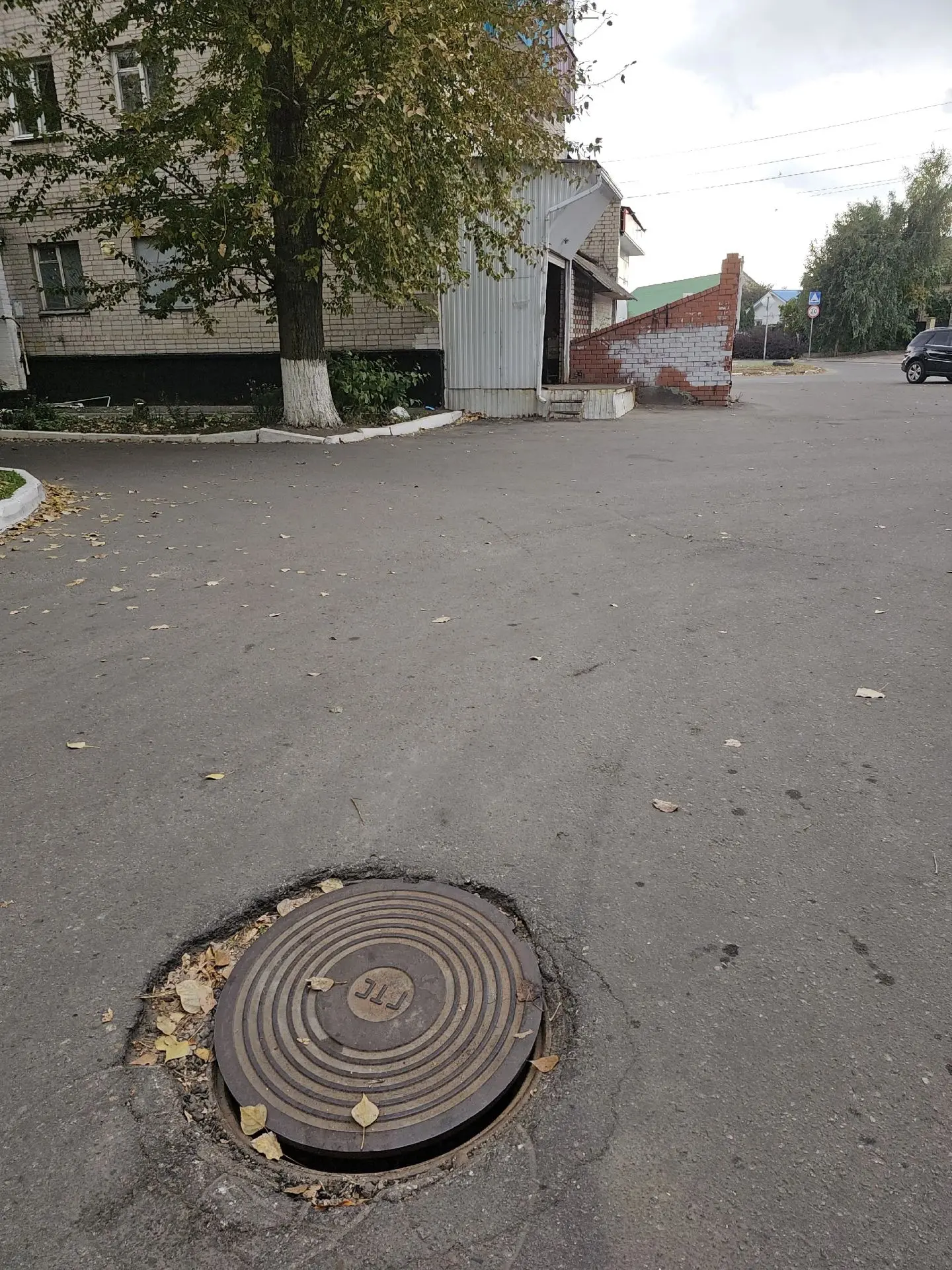 Открытый люк на Гранитный 5, машины регулярно попадают и бьются, неделю назад  оставил ...