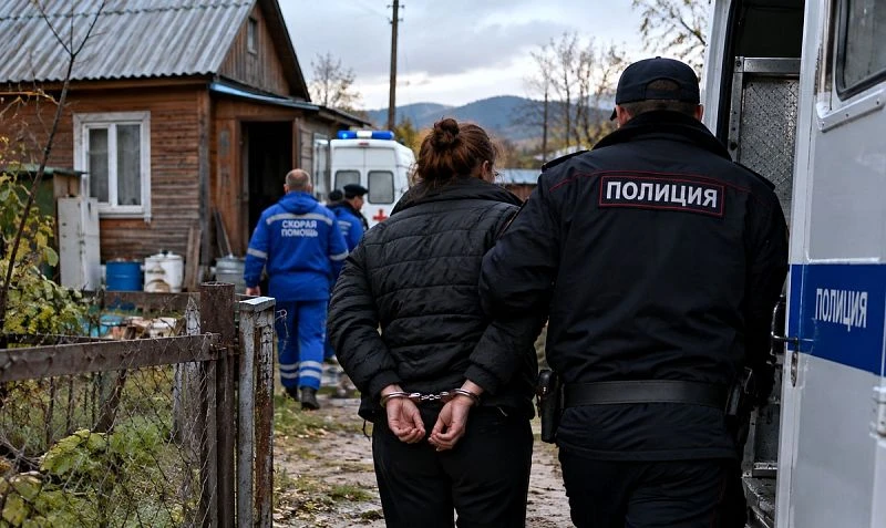 😨 Раненый мужчина выбежал из дома, спасаясь от знакомой с ножом в Улан-Удэ