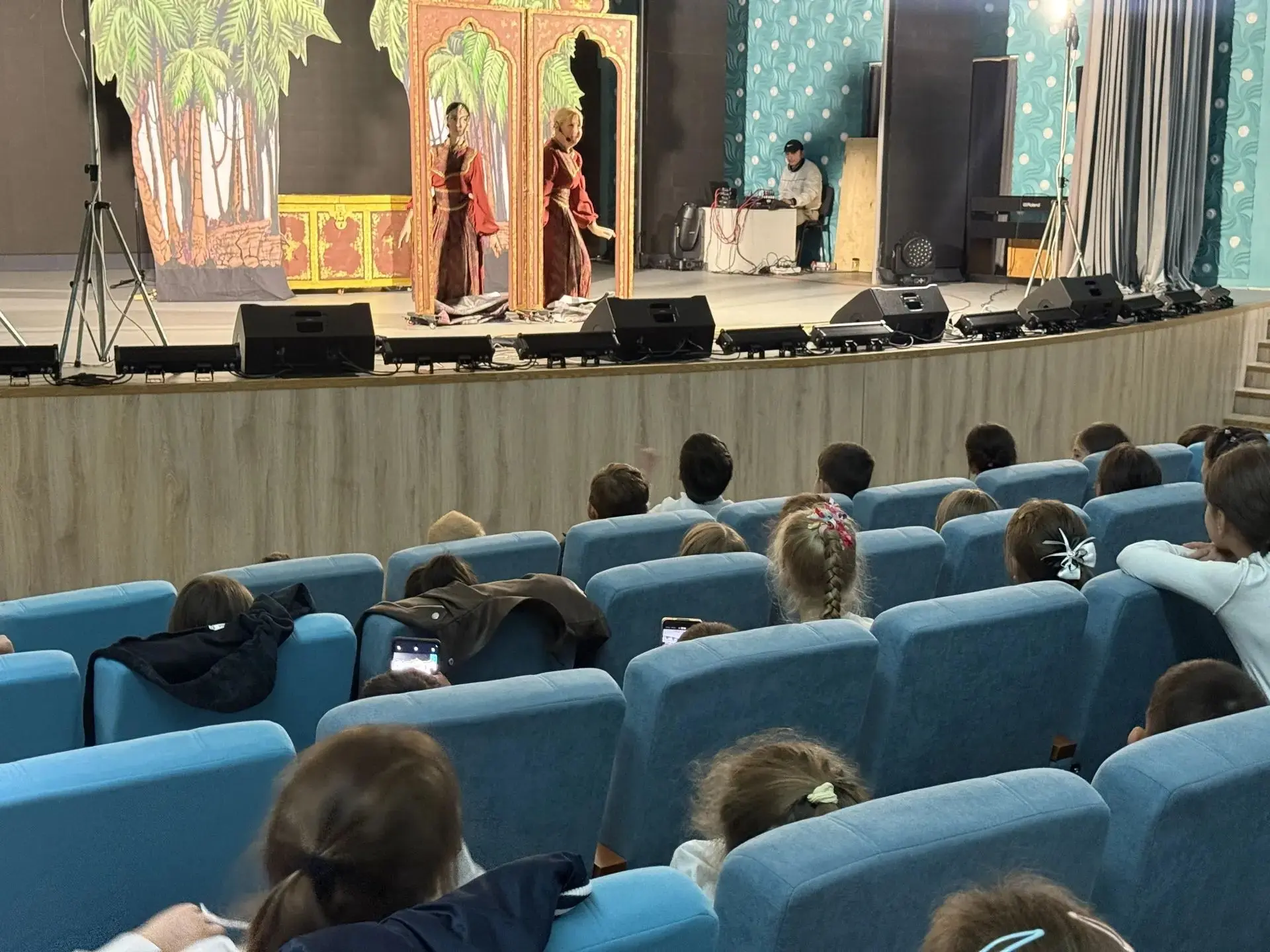 ✨Волшебство кукольного театра: наши ученики на спектакле «Золотая Антилопа»!