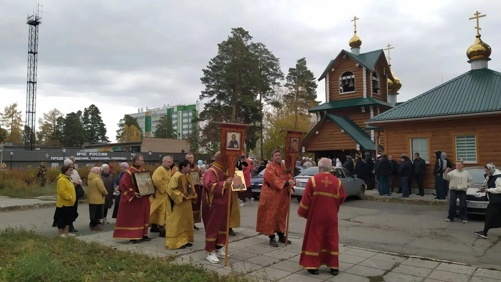 Крестный ход от храма преподобного Сергия Радонежского идёт сейчас по городу. В данный ...