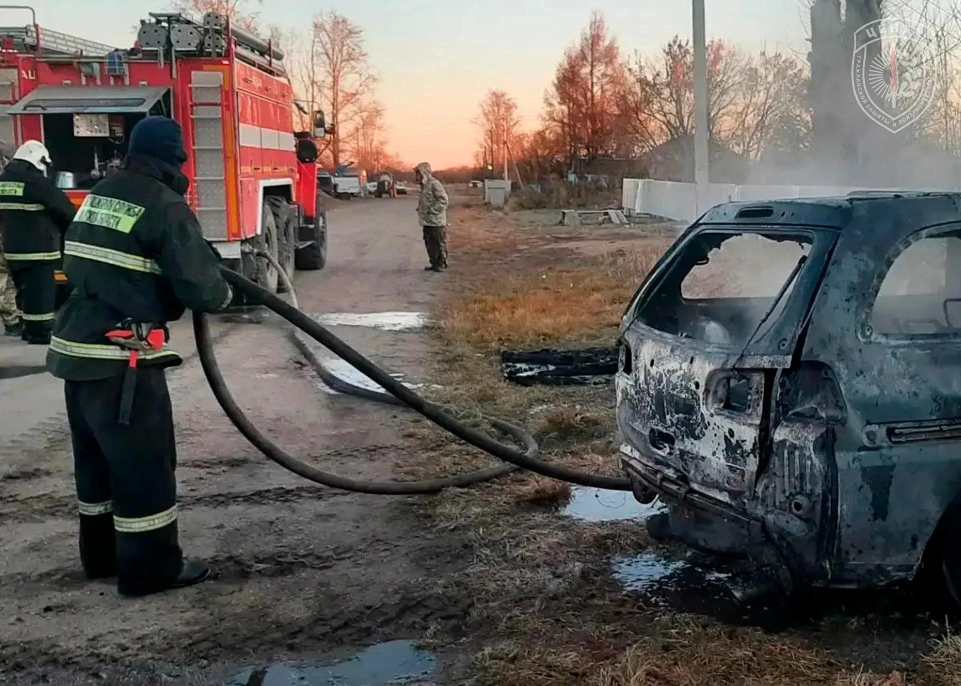 В Новочесноково пожарные отстояли жилой дом и хозпостройки, но сгорел автомобиль