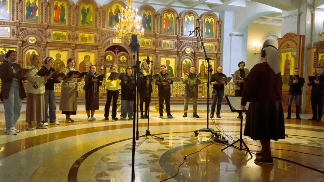 Архиерейский хор Хабаровской епархии записал рождественскую песню для винилового альбом...