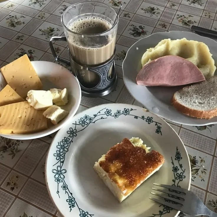 🍳 Каша с кусочком сливочного масла, бутерброд с докторской колбасой и чай в гранёном с...
