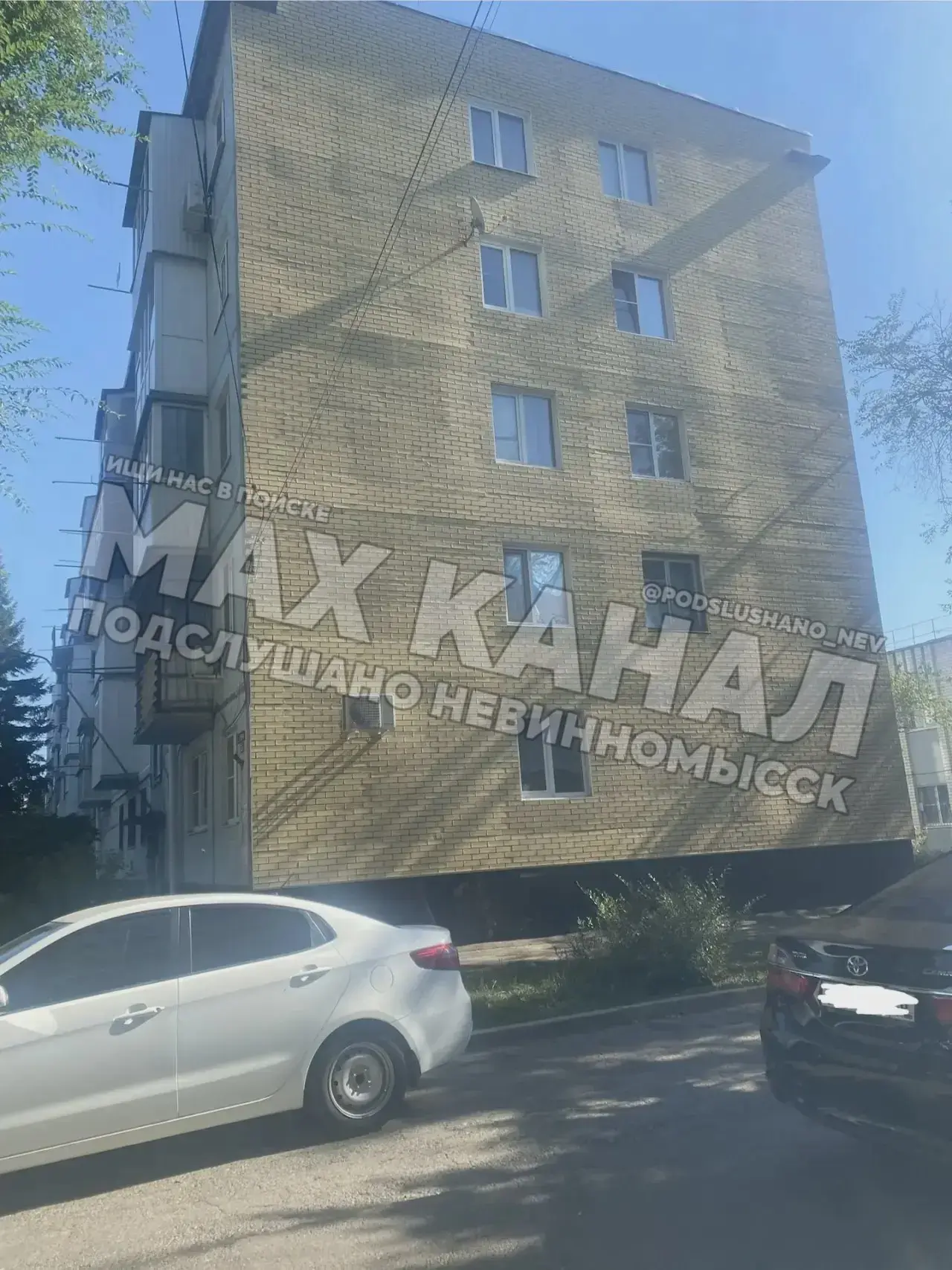 Материал отходит от стены на бульваре Мира