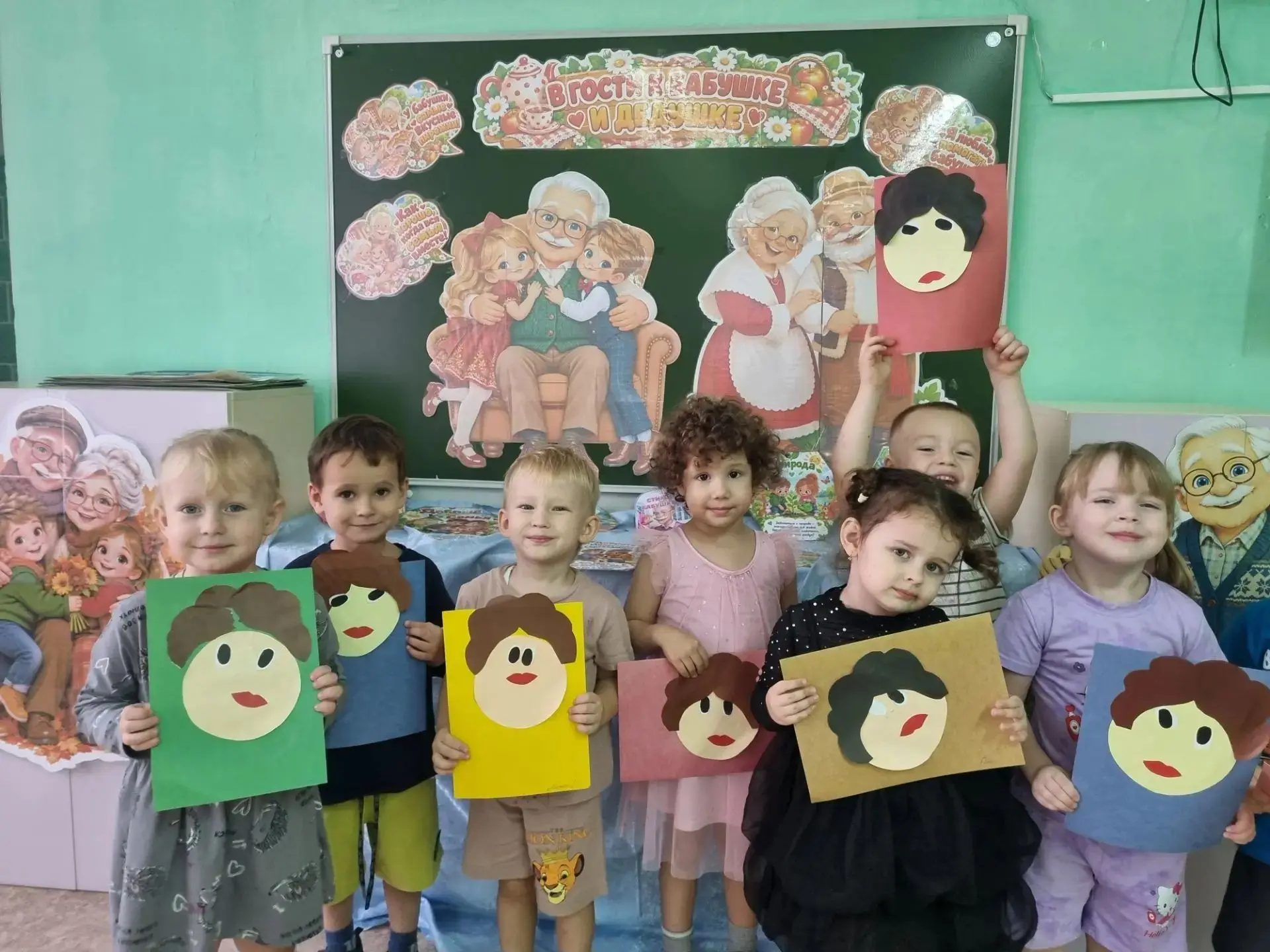 Тематическая неделя «В гости к бабушке и дедушке» в группе «Ромашка»! 🌼