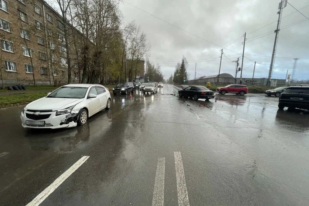 Не уступила дорогу — три человека пострадали: в Сыктывкаре столкнулись две иномарки