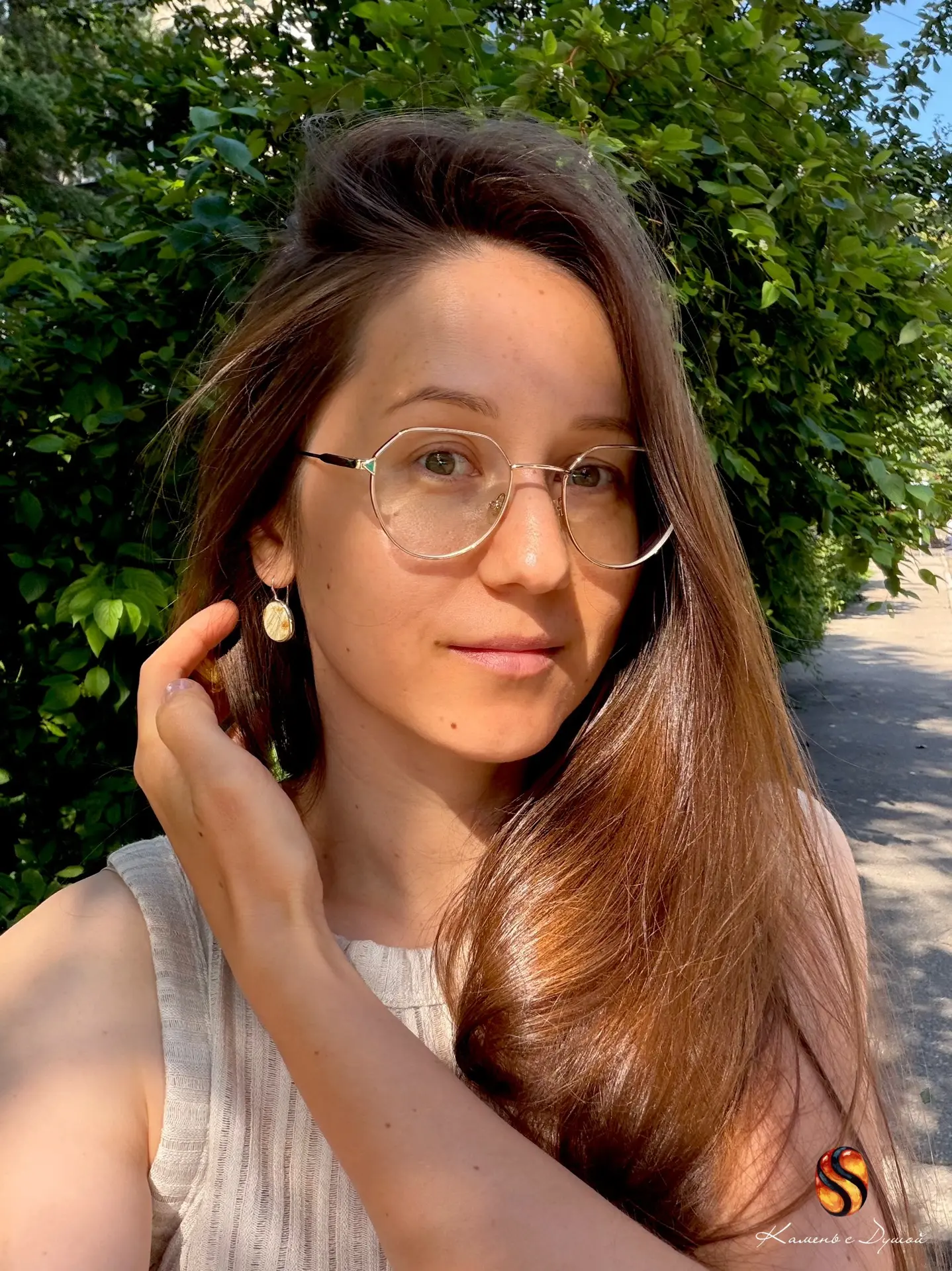 Красивые базовые/повседневные серьги с редким янтарём с интересным рисунком.