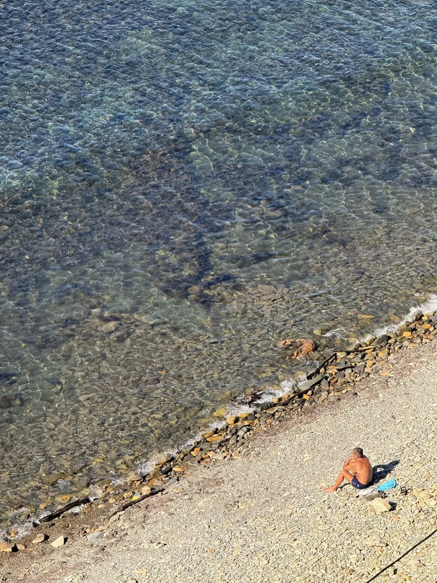 🌊Сегодня море в Анапе просто невероятное — идеальная прозрачность, сквозь толщу воды в...