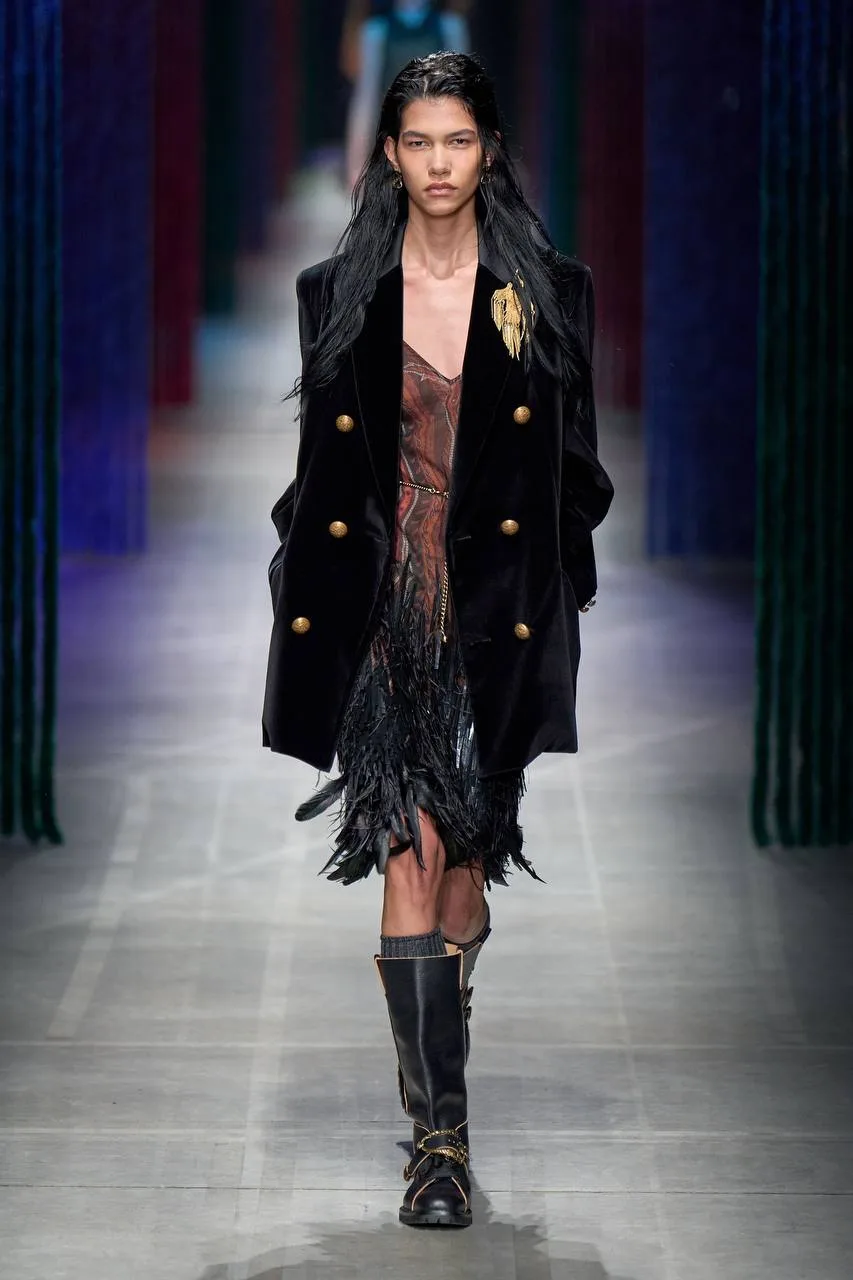 Бархат – один из заметных материалов сезона Fall/Winter 2026. И речь не только о класси...