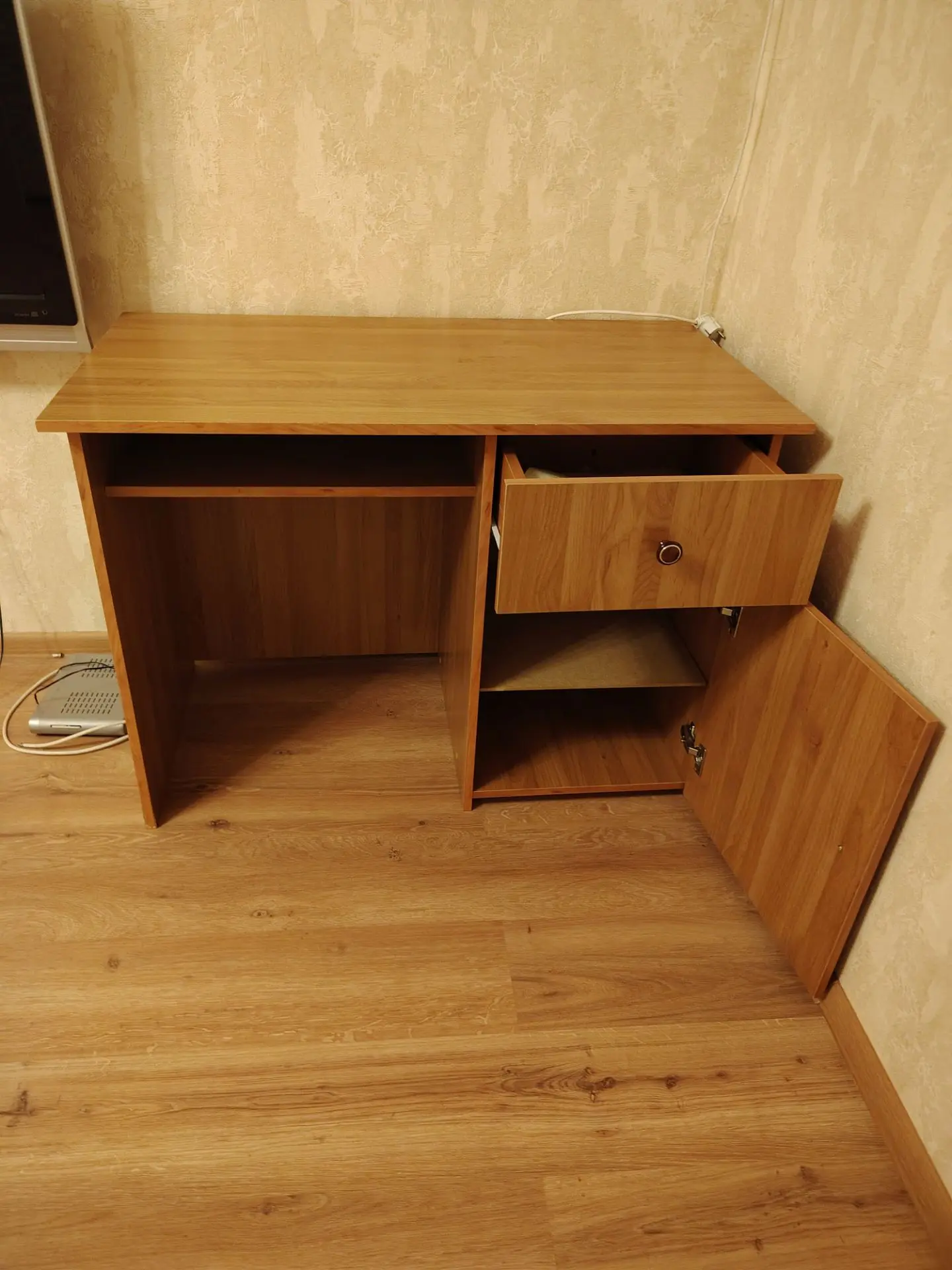 Продам письменный стол в отличном состоянии, 2500, торг. Ширина: 56 см