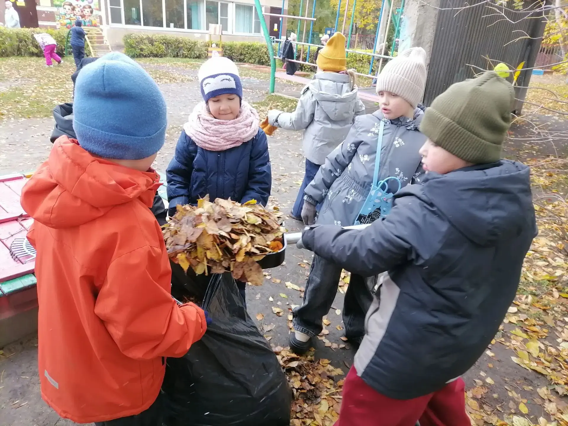 🍁 Маленькие дела большой команды: субботник в подготовительной группе!