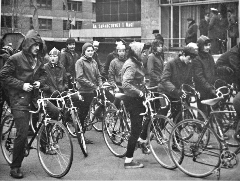 🚴 Юные велосипедисты детско-юношеской спортивной школы на Театральной площади, 1976 год.