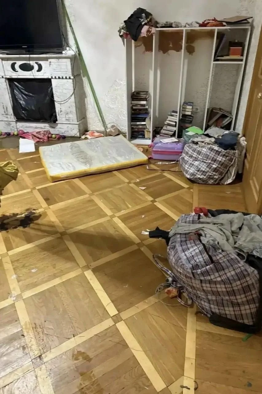 В ПИТЕРЕ МАТЬ СБЕЖАЛА ОТ МУЖЧИН С МОНТИРОВКОЙ, ОСТАВИВ ДВОИХ ДЕТЕЙ ДОМА