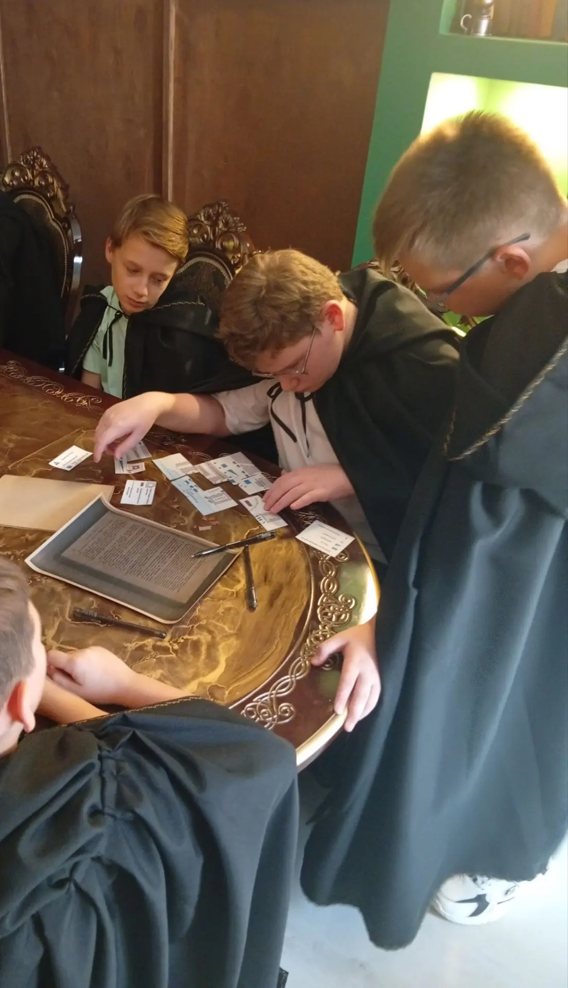 ПОХОЛОДАЛО и... ДЕТИ СНОВА В ТЕЛЕФОНАХ