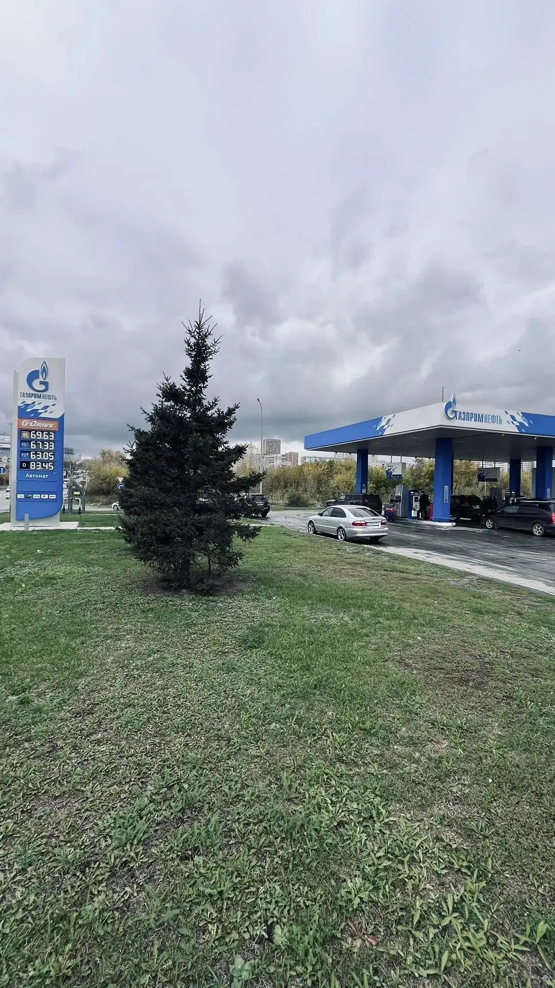 Цены выставлены, народ заезжает, топлива нет. Хорошая попытка создать красивую картинку...