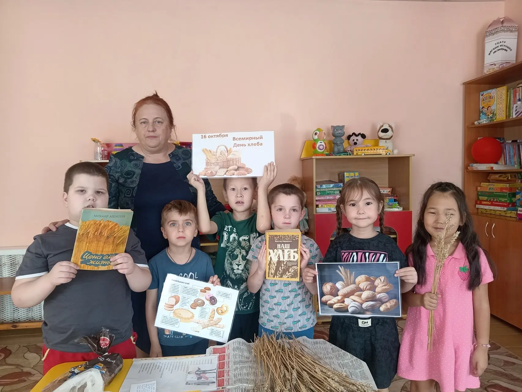 🍞Сотрудники Детской библиотеки заглянули в гости к ребятам из детского сада №6 и прове...