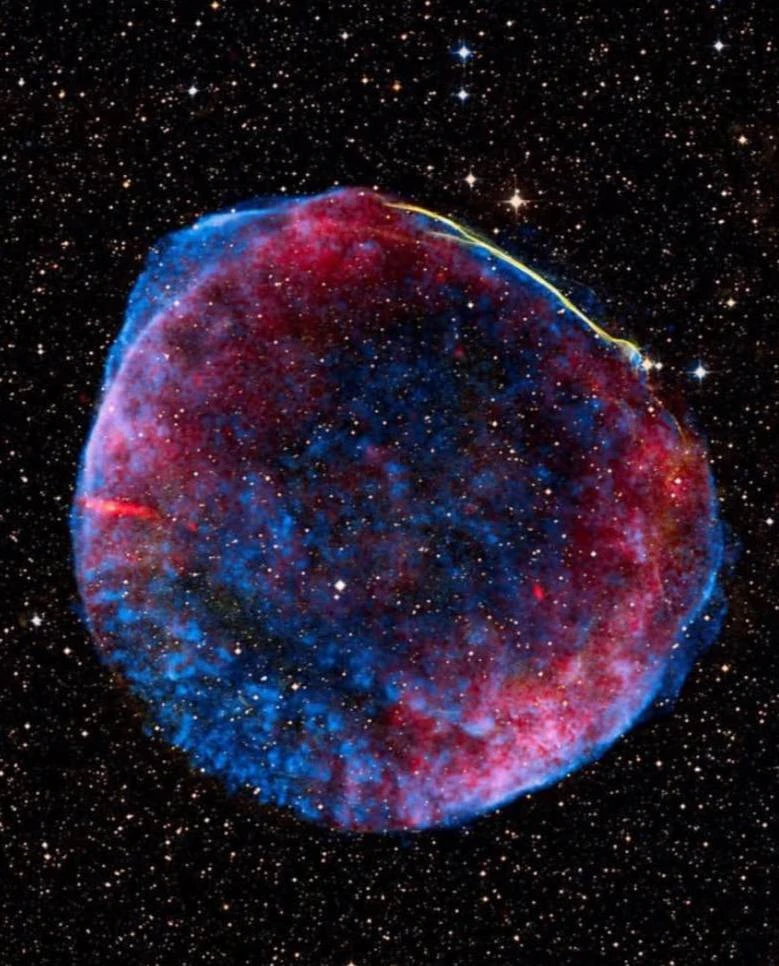 🌌 На снимке SN 1006 — это сверхновая звезда, вспыхнувшая в 1006 году в созвездии Волк.