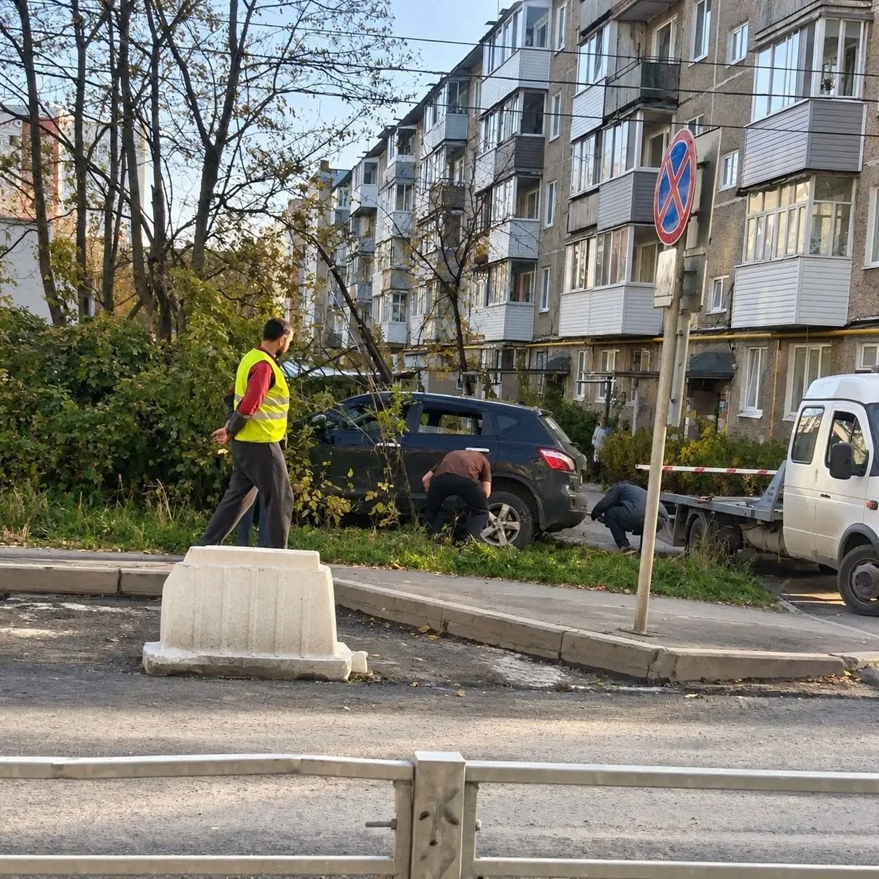 Машина влетела в забор. Крисанова 8