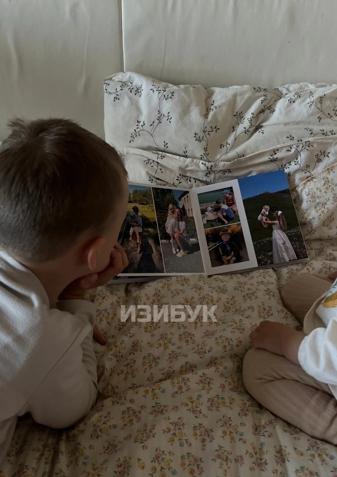 Что выберете вы: бесконечную ленту в галерее или красивую фото книгу на столе? 🤔📁 vs 📔✨