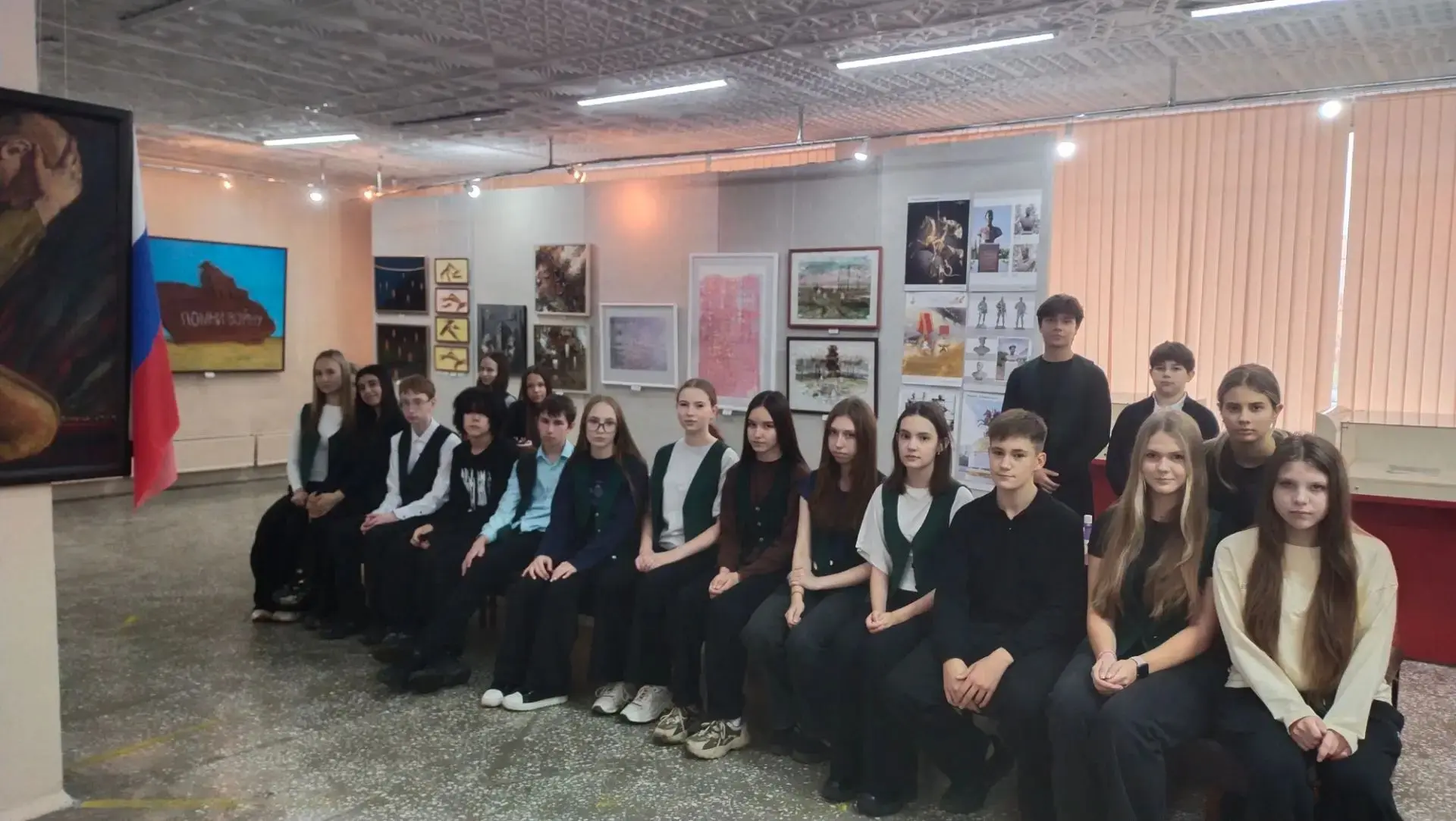 Сегодня гимназисты 8Т класса с классным руководителем Краевской Л.А. посетили выставку ...