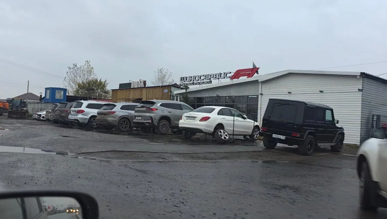 Красноярские автомобилисты начали менять летнюю резину на зимнюю.