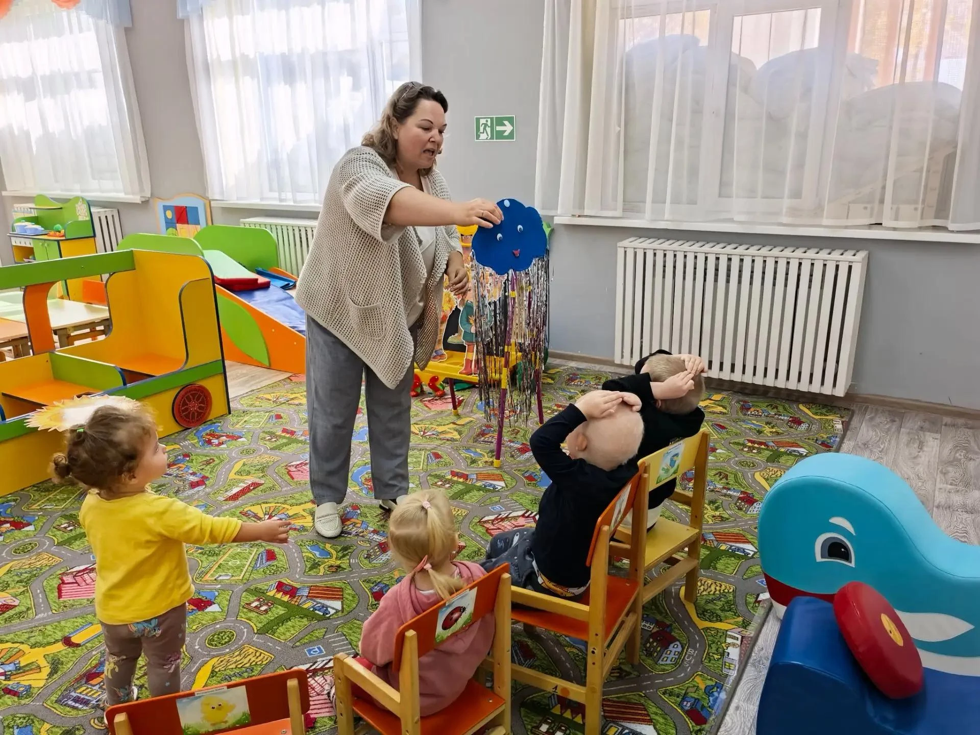 Золотая осень вовсю правит, а малыши с учителем-логопедом Викторией Жорник работают над...