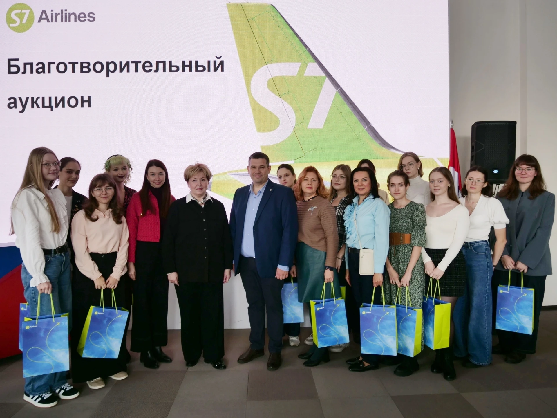 Кафедра искусств и Арт-галерея присоединились к благотворительному аукциону компании S7