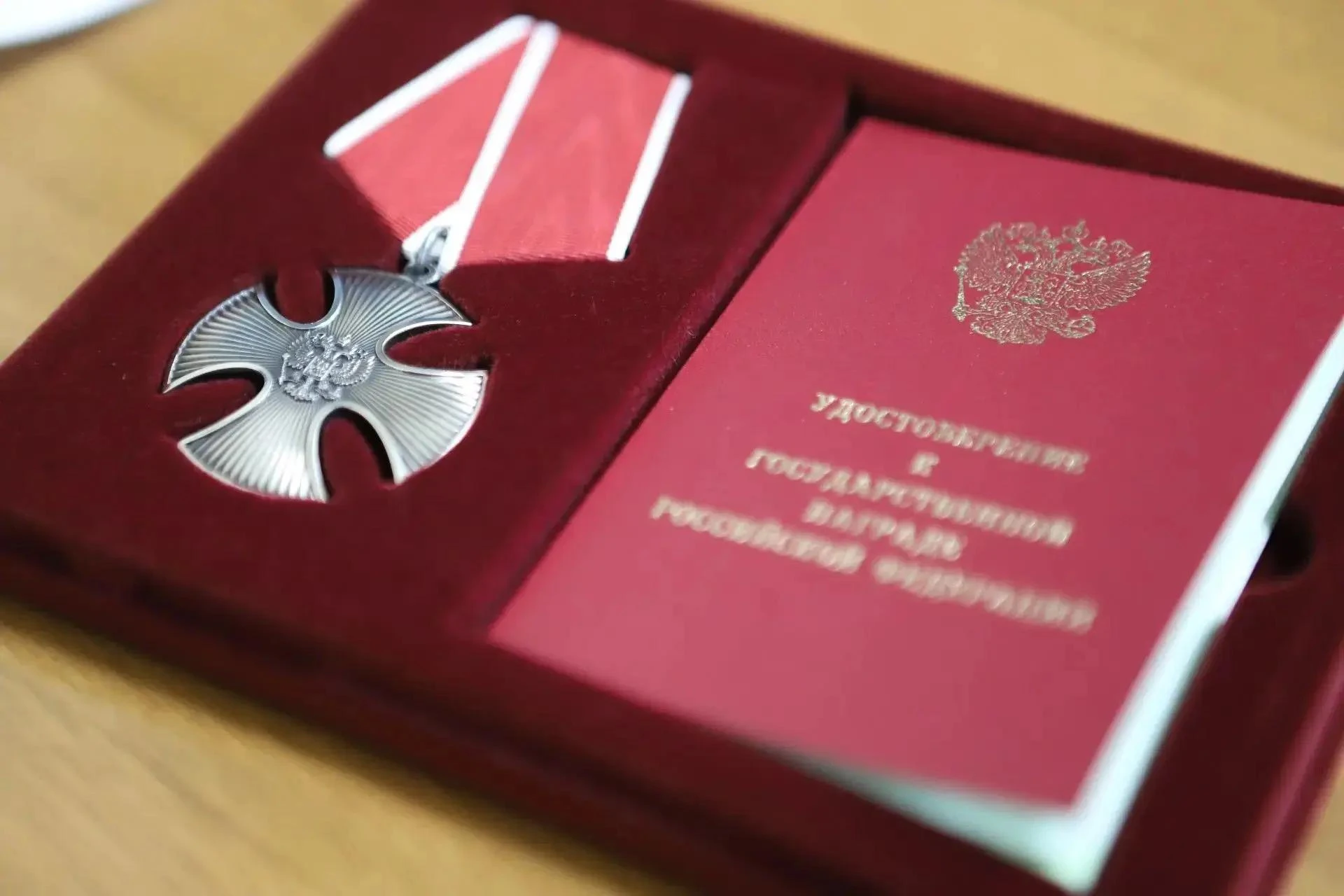 🇷🇺 Мэр Руслан Болотов передал семьям участников СВО ордена Мужества.