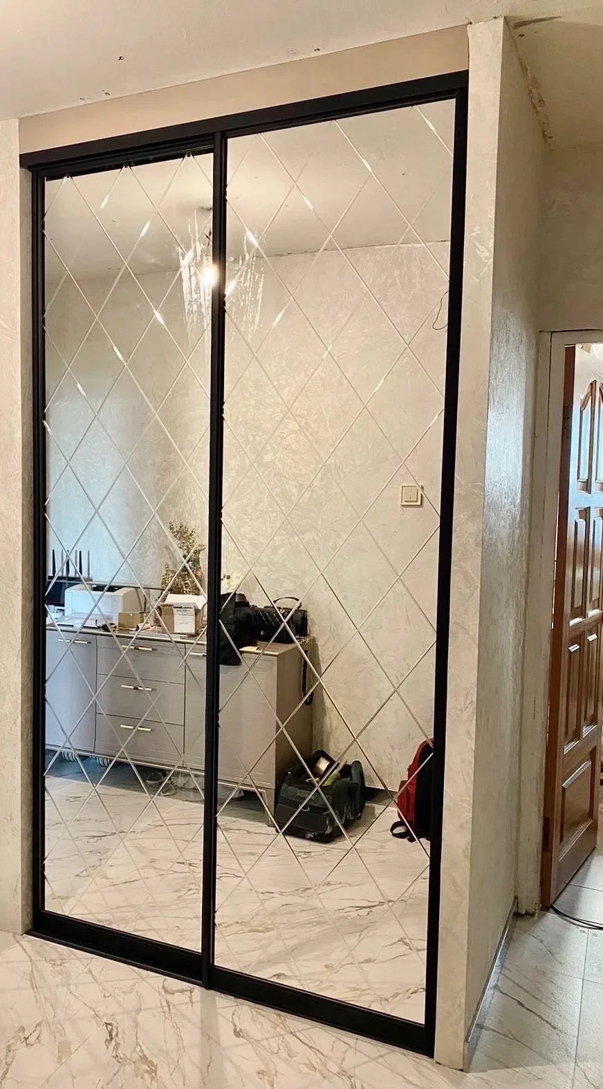 Зеркальный шкаф с гравировкой ромбами в коридор для нашего клиента Владимира на Дунайск...