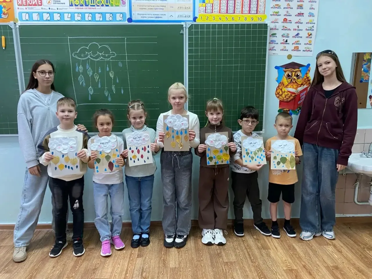 Весёлые каникулы продолжаются! Сегодня к ребятам из 1А приходили старшие друзья! Да, да...