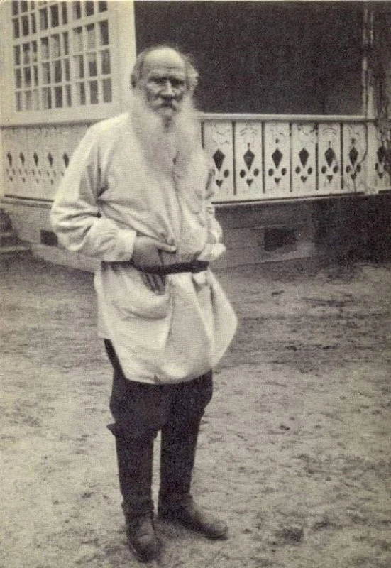 8 октября 1906 года 78-летний российский писатель Лев Толстой отказался от рассмотрения...