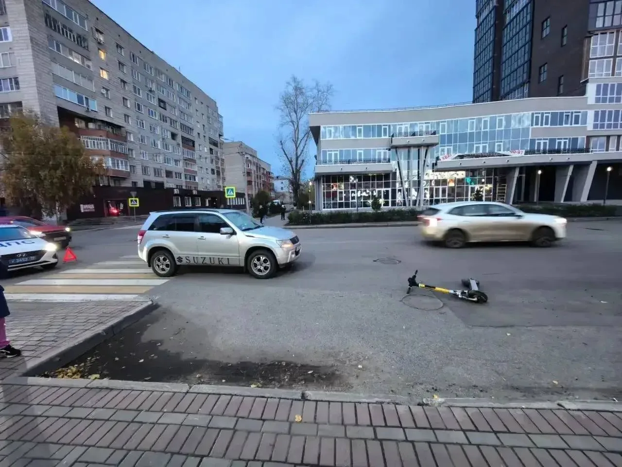 Автомобиль наехал на самокатчика в Томске