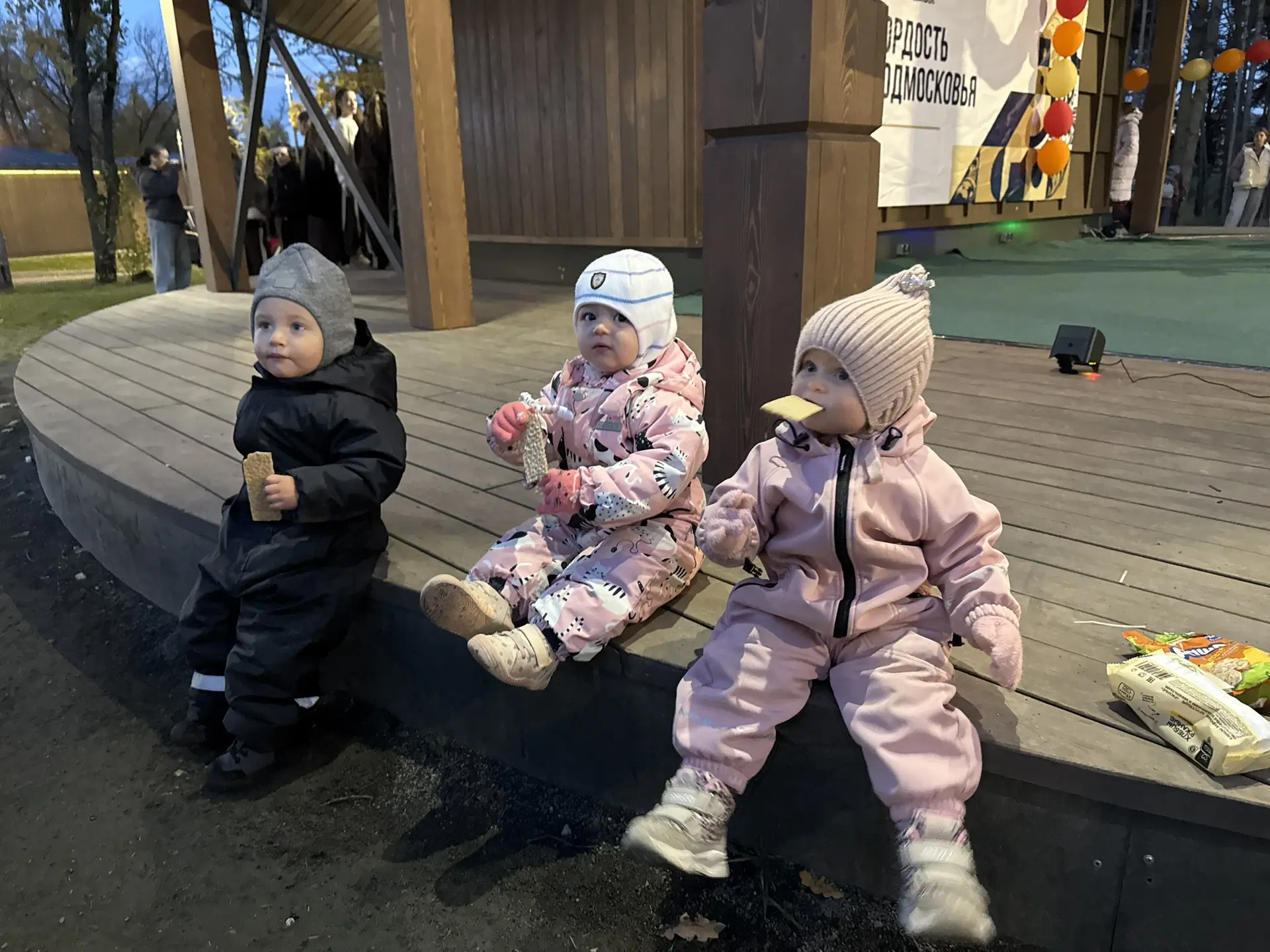 Вчера у нас был день города ,эта сладкая троица ела и плясала у сцены 😁