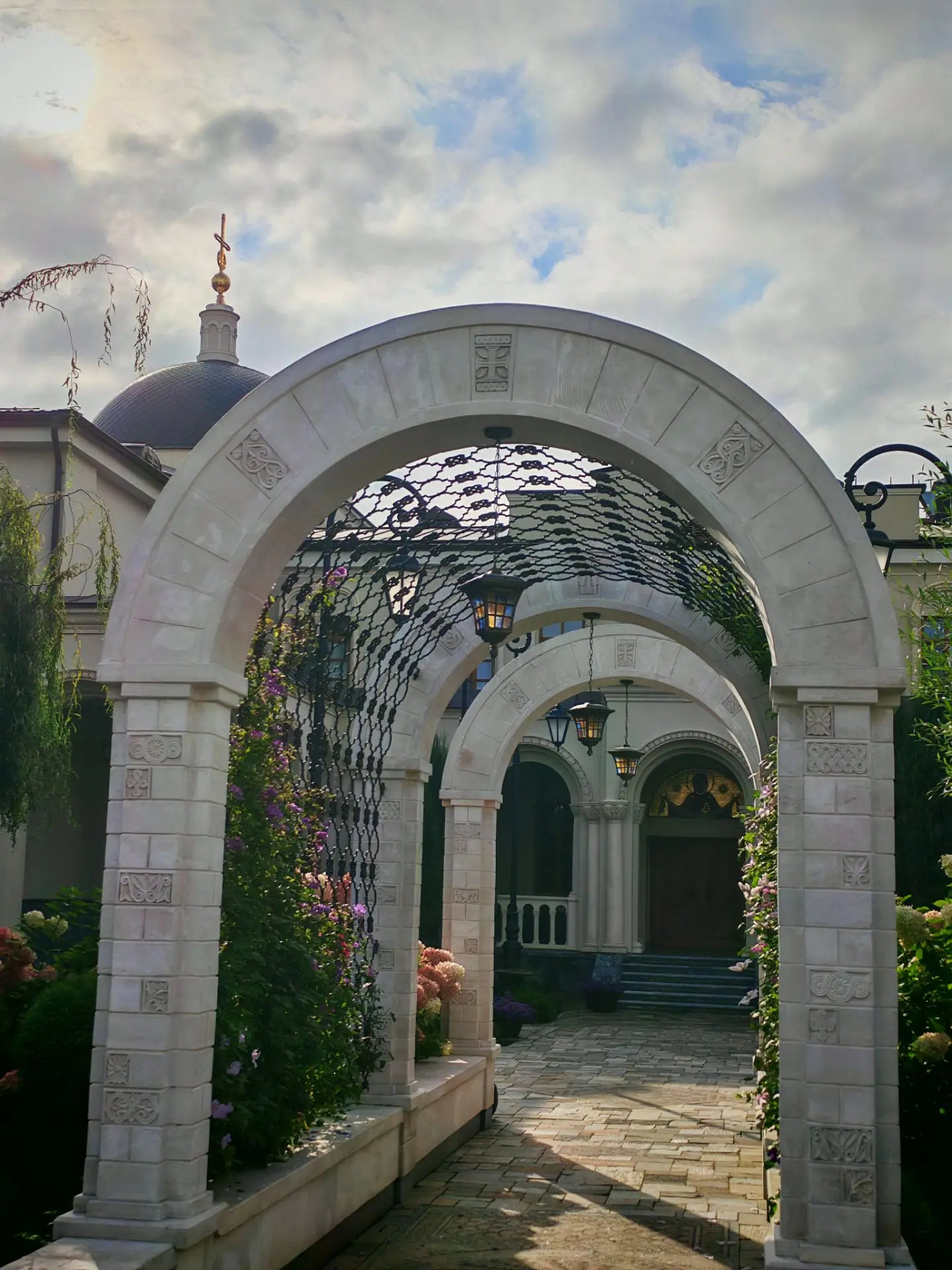 Очень красивое место, почти в самом центре Екатеринбурга - Ново-Тихвинский монастырь.