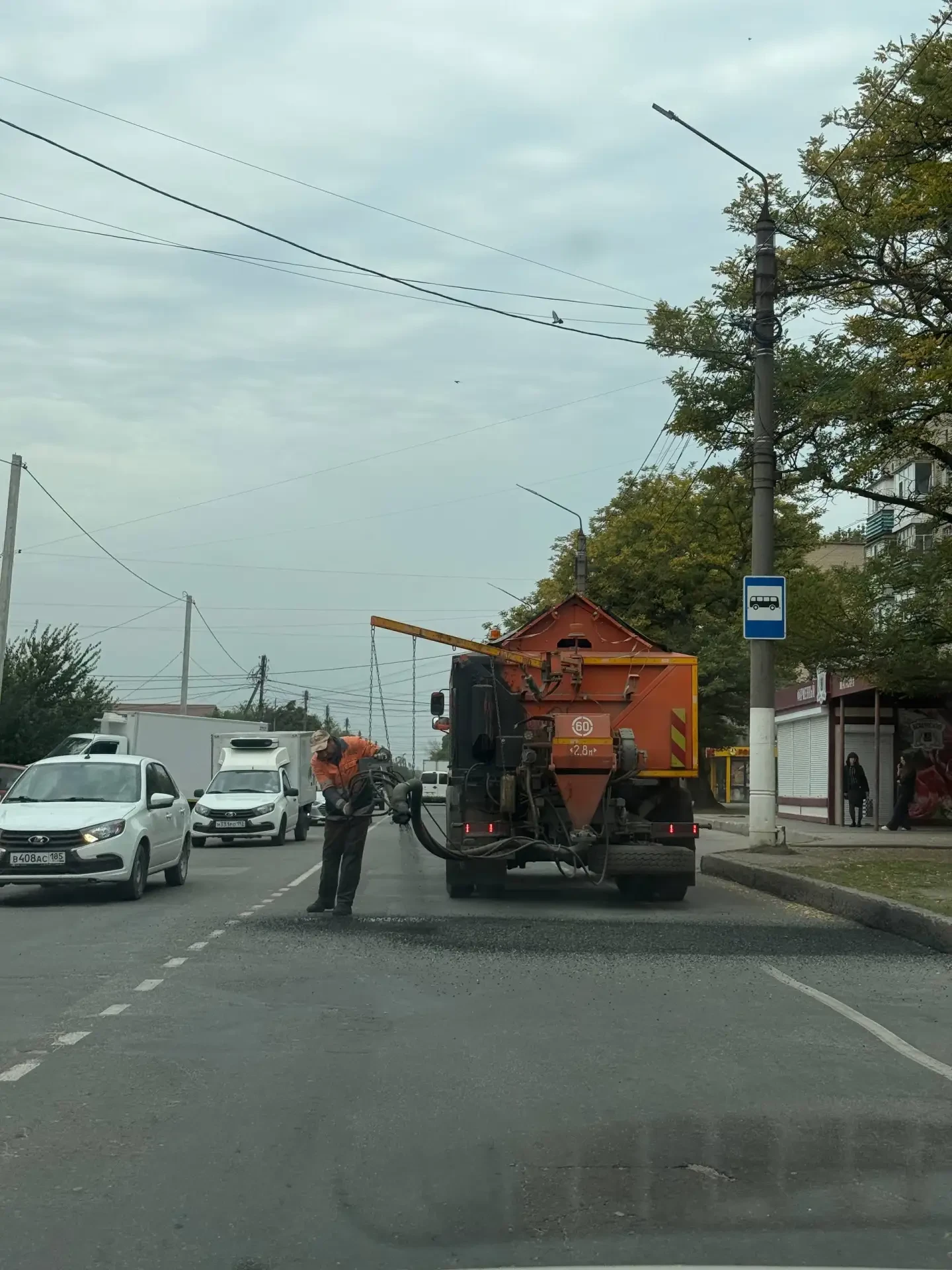 На улице Екатерины Великой начали ремонт дороги.