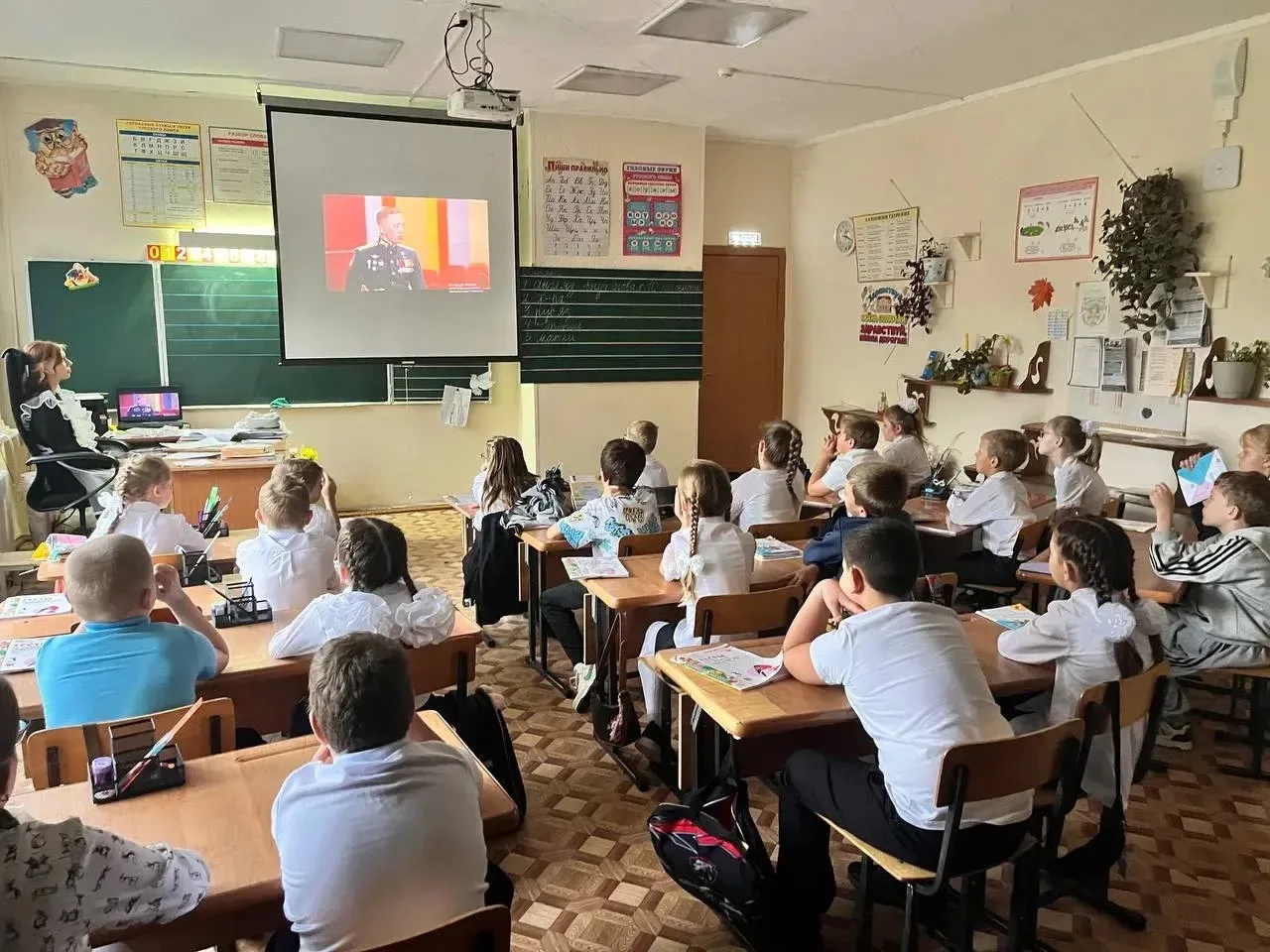 Когда понедельник начинается с сюрприза: мы перевернули школу! 🎭🔄