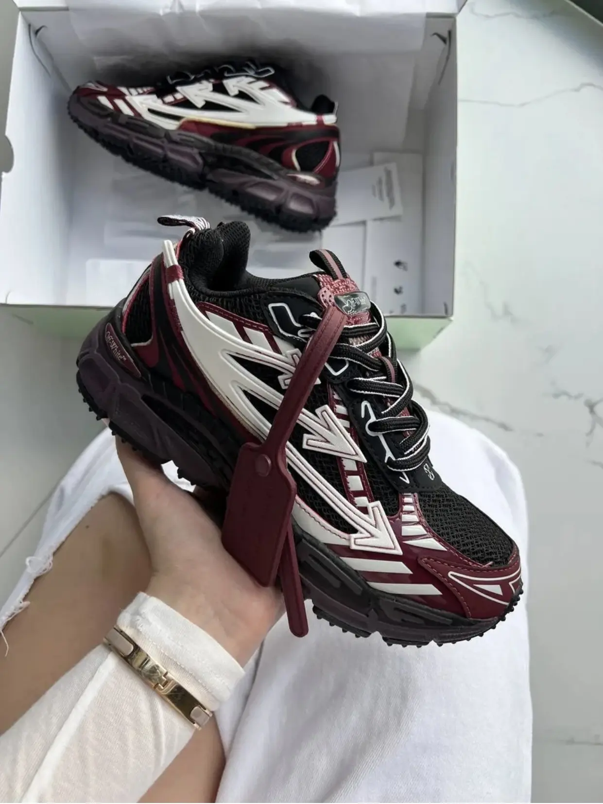 Представляем вам новинку — стильные и уникальные кроссовки Off White Be Right Back! Эти...