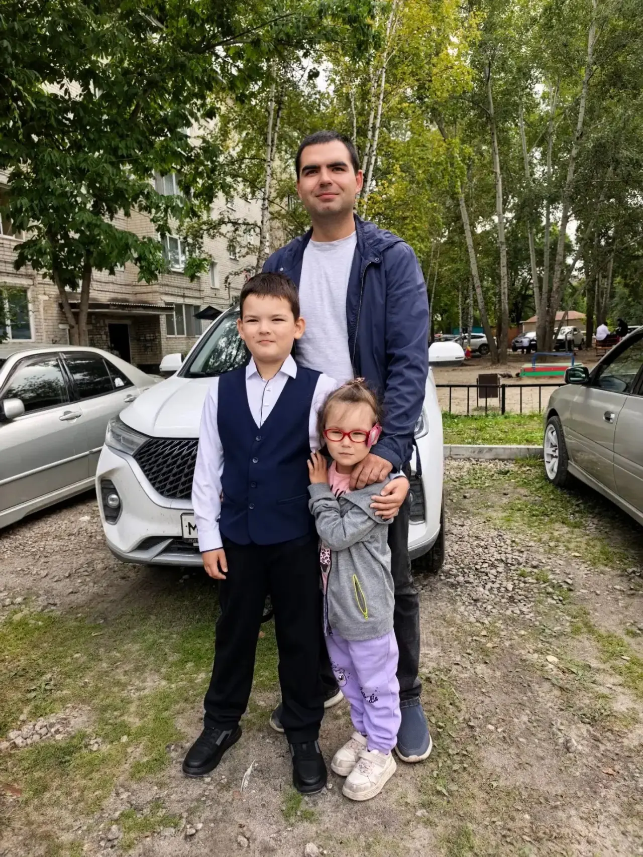 Моего папу зовут Игорь - он самый лучший. Папа многому меня научил. Он научил меня ката...