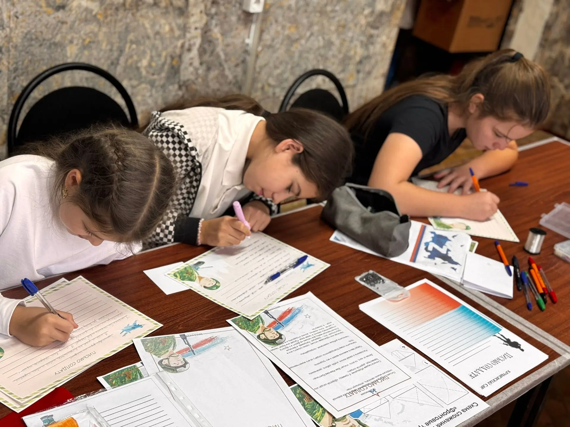 Ни одна отправка гуманитарной помощи не обходится без участия наших юных жителей. Наши ...