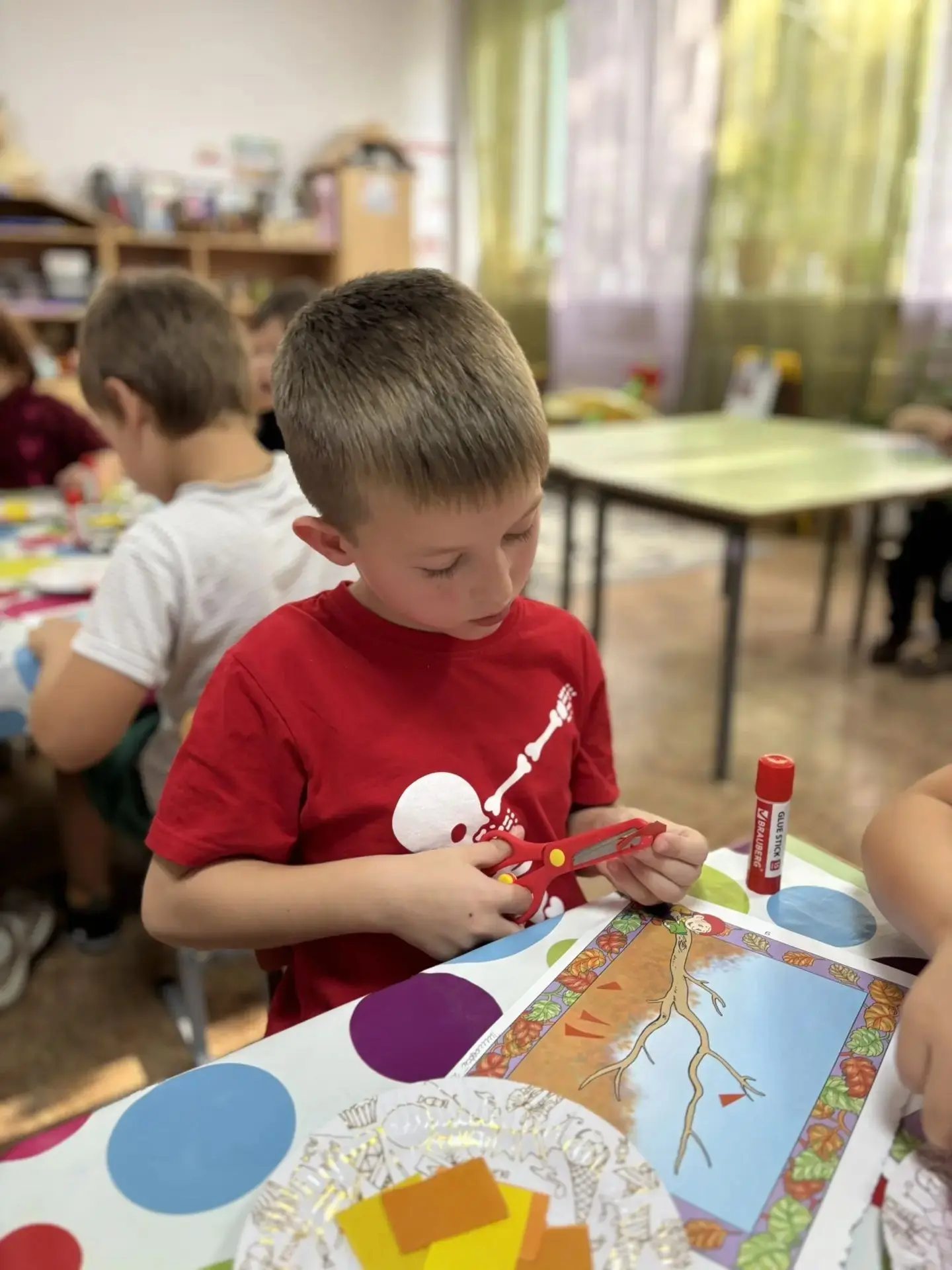 🍂 У воспитанников прошло занятие по аппликации «Осенний пейзаж»! 🍁