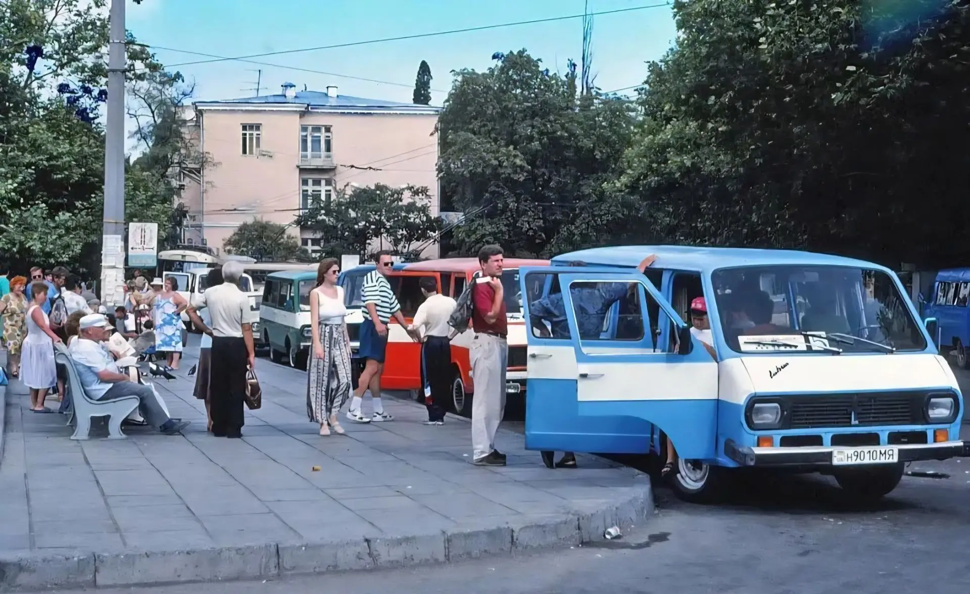 🚍 Ностальгия по Ялте 90‑х: Спартак и легендарные «Рафики».