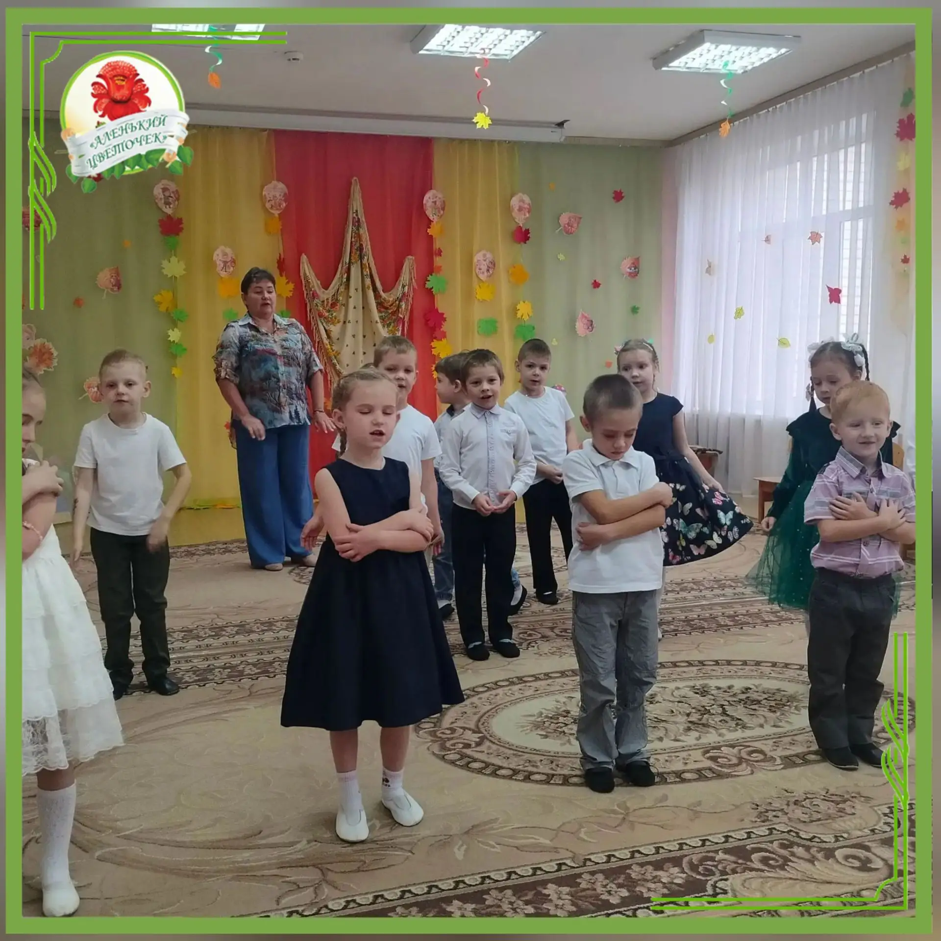 В музыкальный зал, украшенный осенними листьями, собрались дети старшей и подготовитель...