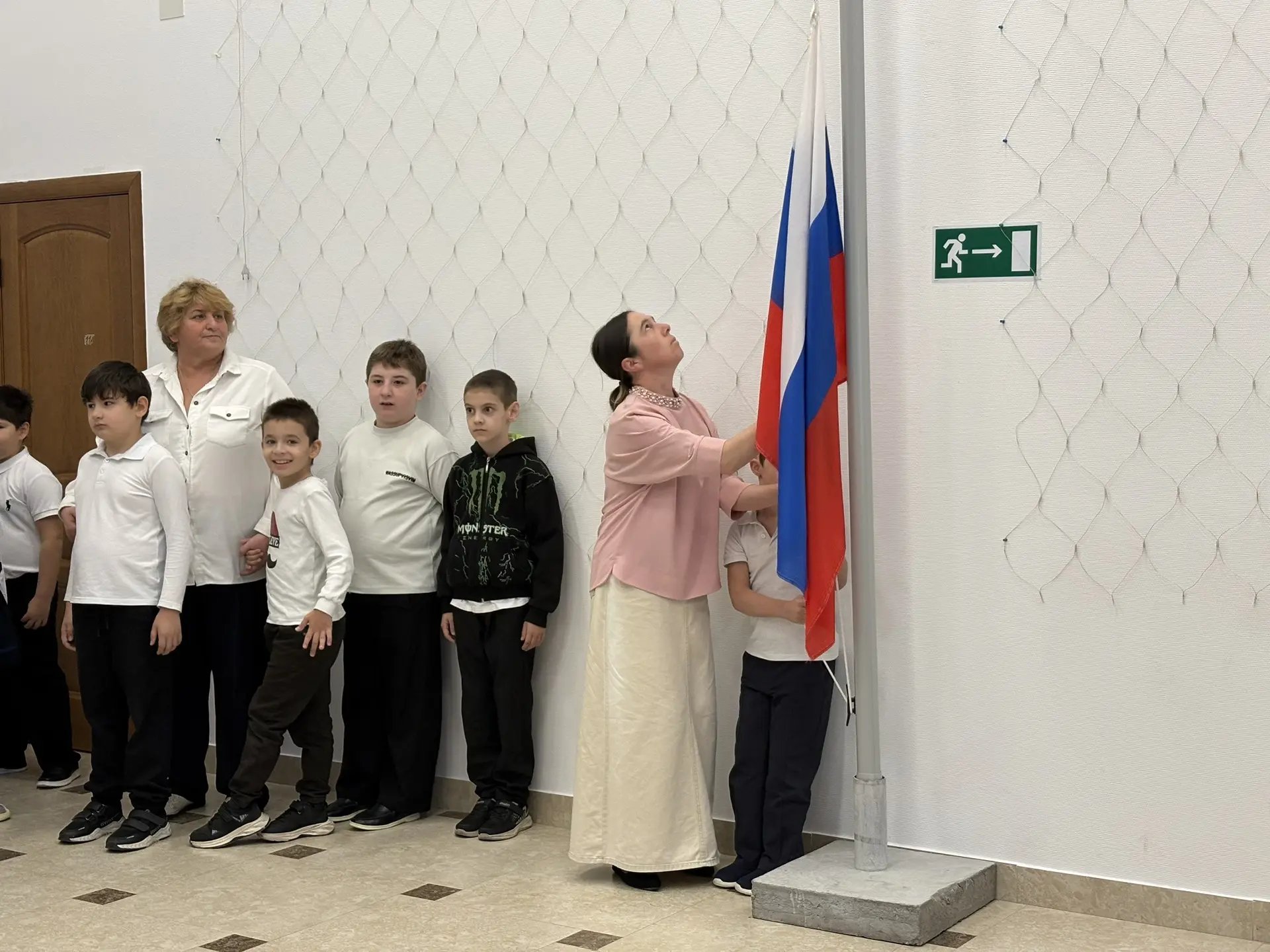 🎉 Учебная неделя началась с торжественной церемонии — подняли флаг России и исполнили ...