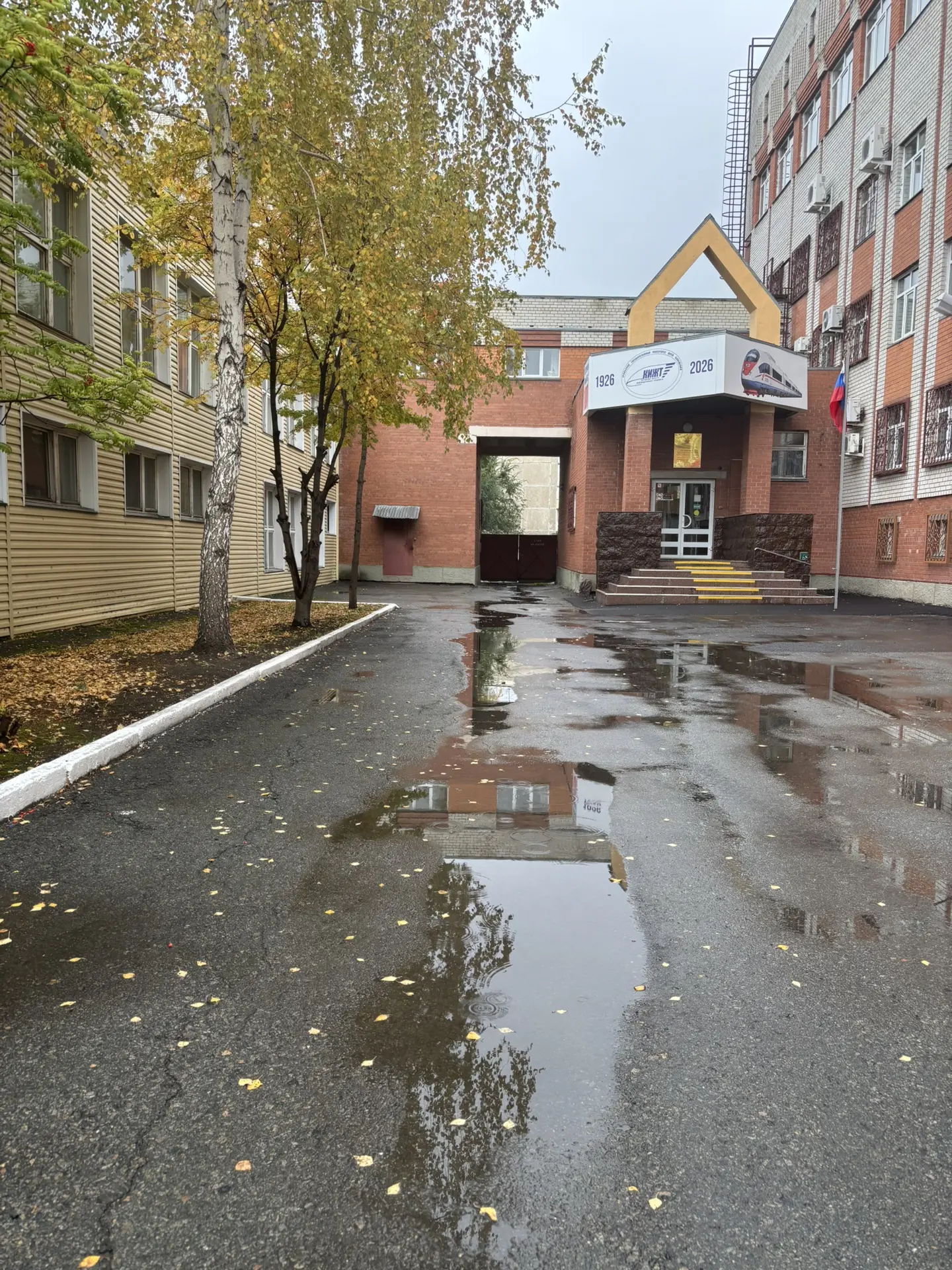 🔥🍁 Осень около института — это особое время, когда академическая строгость архитектур...