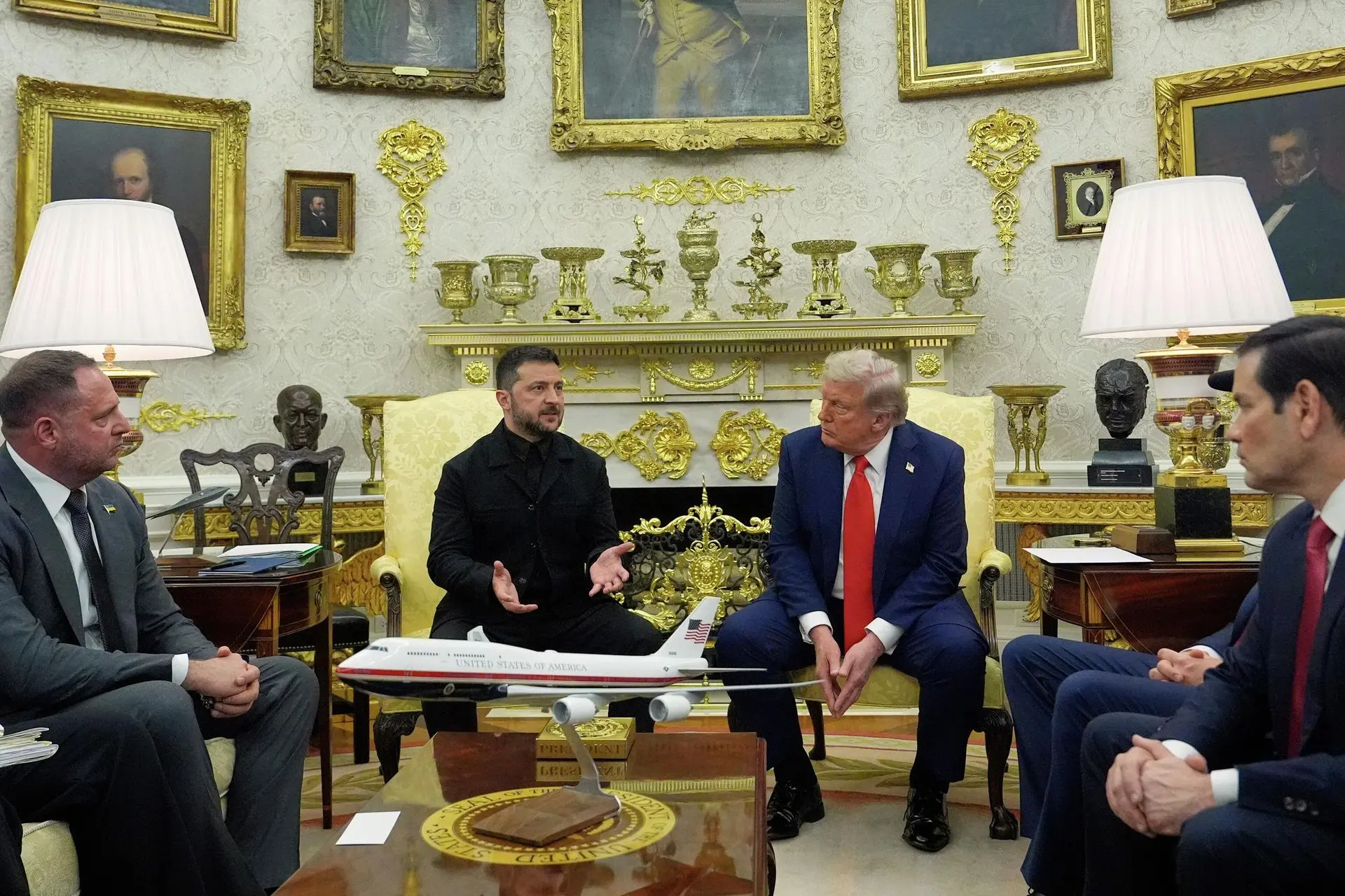 Трамп заявил, что Украине нужен новый лидер.
