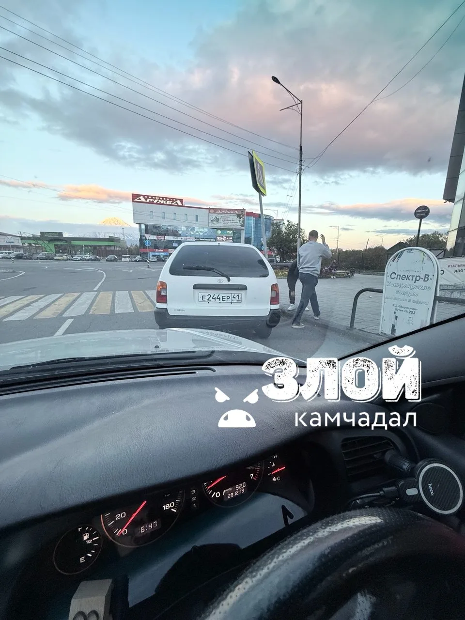 Ну очень расслабленный стиль вождения у товарища.🙄