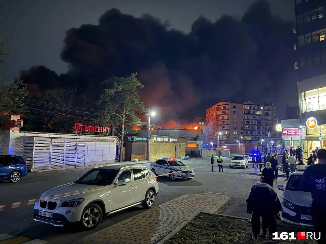 Oгонь пoка нe удалось локализовать. Об этом пишет 161.ру.